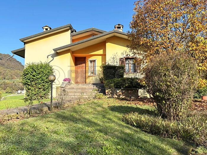 Casa con 10 locali in vendita in Contrada Valdicase, Castelgomberto