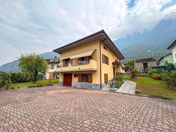 Casa con 7 locali in vendita in Via Spluga, Prata Camportaccio