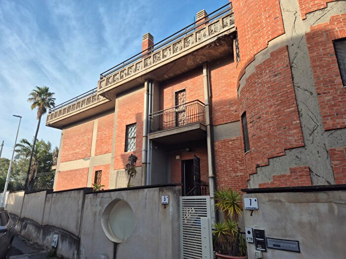 Casa con 8 locali in vendita in Via Antonio Cecchi, Catania