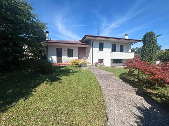 Casa con 7 locali in vendita in Via Don Bosco, Brugine