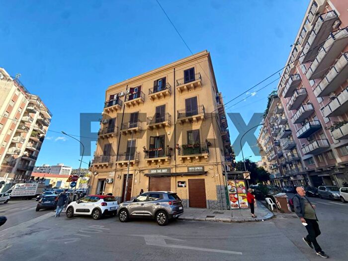 Appartamento trilocale in affitto in Piazza Raffaele Busacca, Malaspina, Palermo