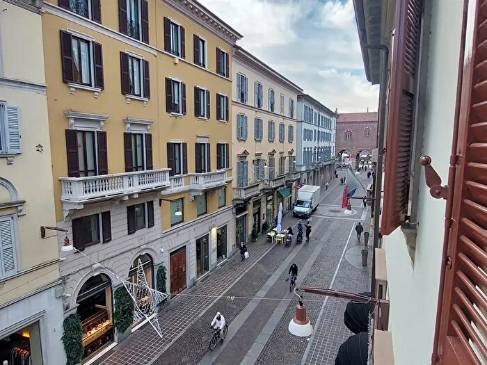 Appartamento trilocale in affitto in Via Zanata, Monza