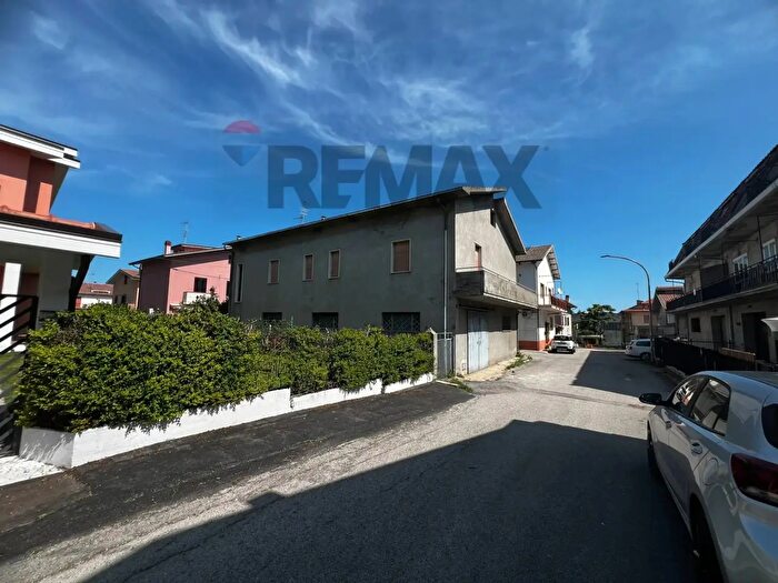 Casa con 10 locali in vendita in Via Leonardo da Vinci, Casalbordino