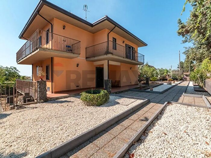Casa con 9 locali in vendita in Mascalucia