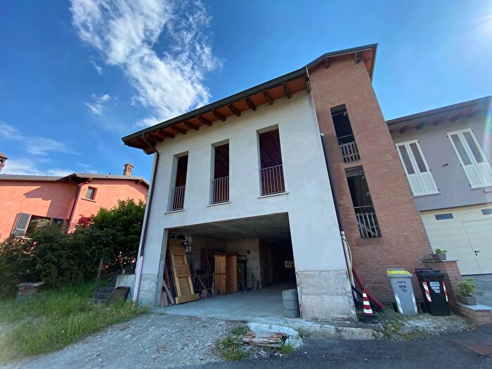 Casa con 6 locali in vendita in Pianello Val Tidone