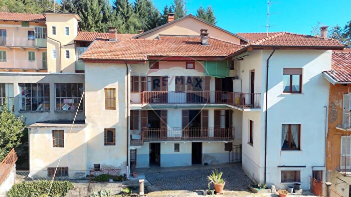 Casa con 6 locali in vendita in Strada dei Gallinit, Biella