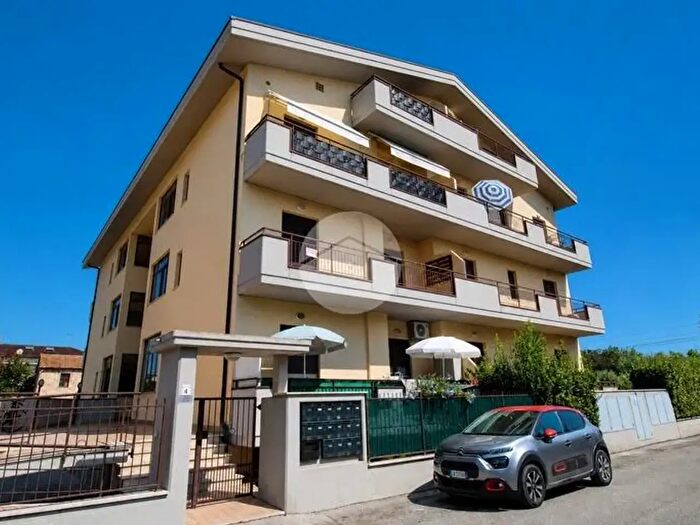 Appartamento trilocale in vendita in Via Aldo Fabrizi, Pineto