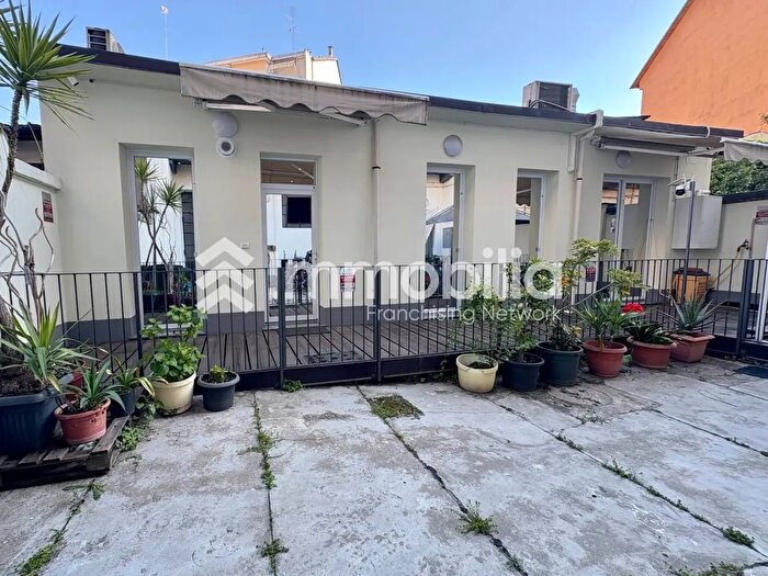 Appartamento trilocale in vendita in Via Pollenzo, Torino