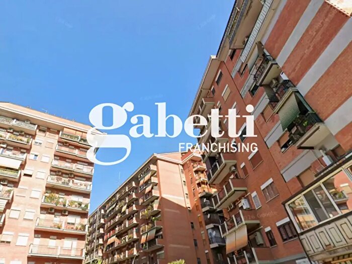Appartamento quadrilocale in vendita in Via Pisino, Roma