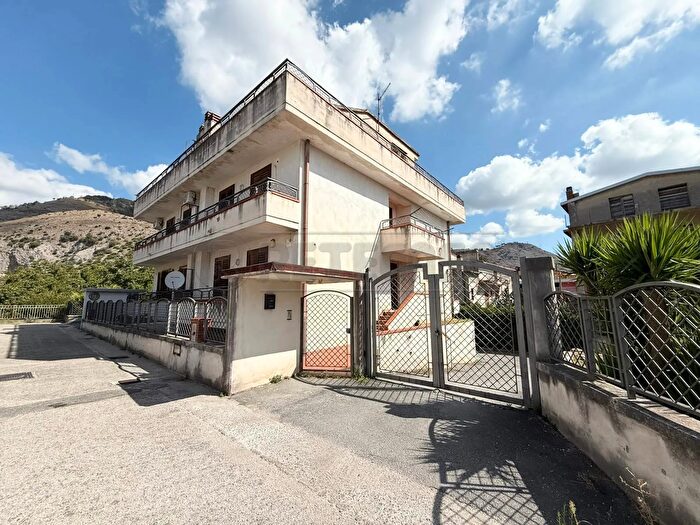 Casa con 7 locali in vendita in Castel San Giorgio