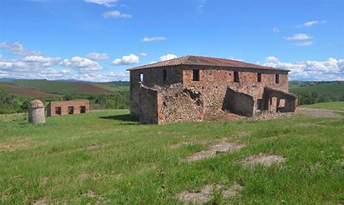 Casa con 13 locali in vendita in Lajatico