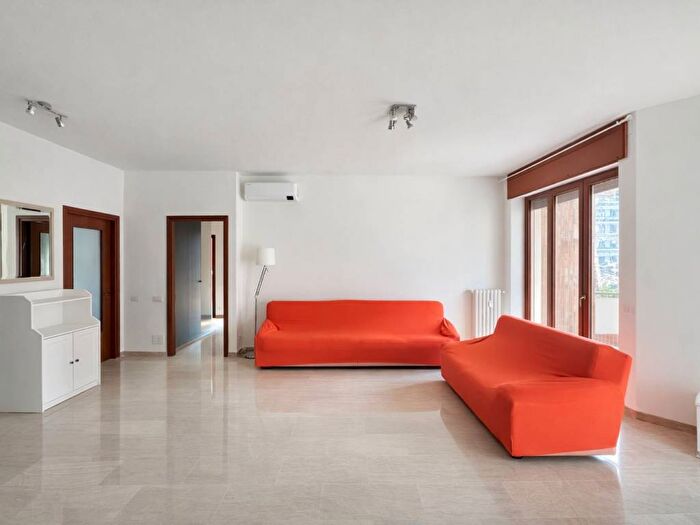 Appartamento con 5 locali in affitto in Viale San Gimignano, Bande Nere, Milano