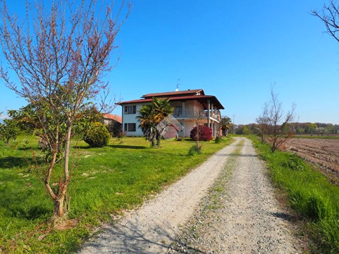 Casa con 8 locali in vendita in Via Rovasenda, Brusnengo