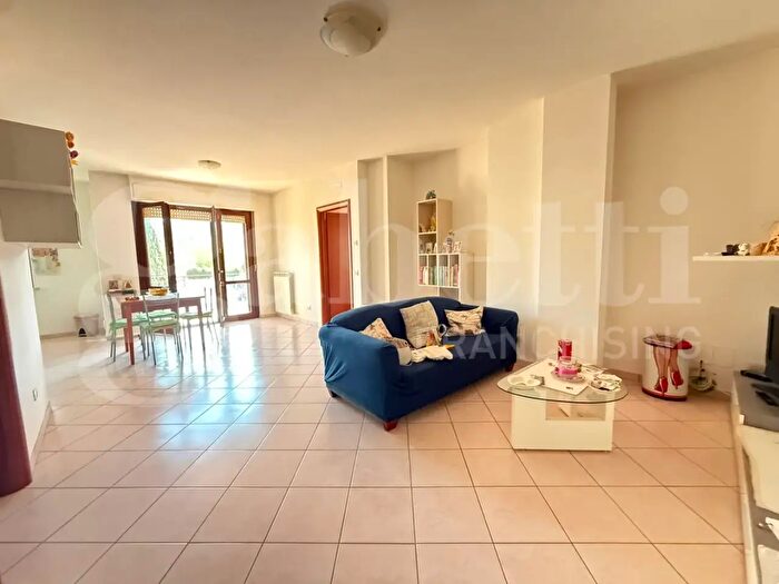 Appartamento trilocale in vendita in Via Martiri delle Foibe, Bettona