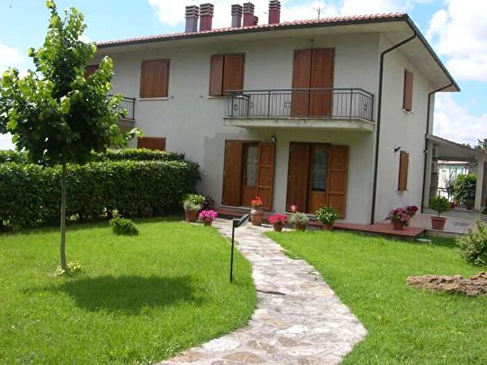 Casa con 6 locali in vendita in Semproniano
