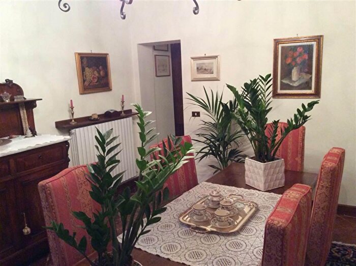 Casa con 8 locali in vendita in Quarrata