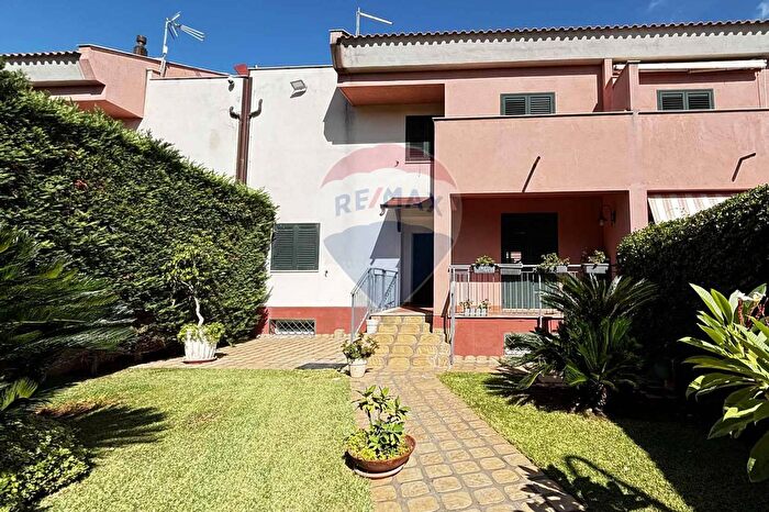 Casa con 8 locali in vendita in Viale Sandro Pertini, Palermo