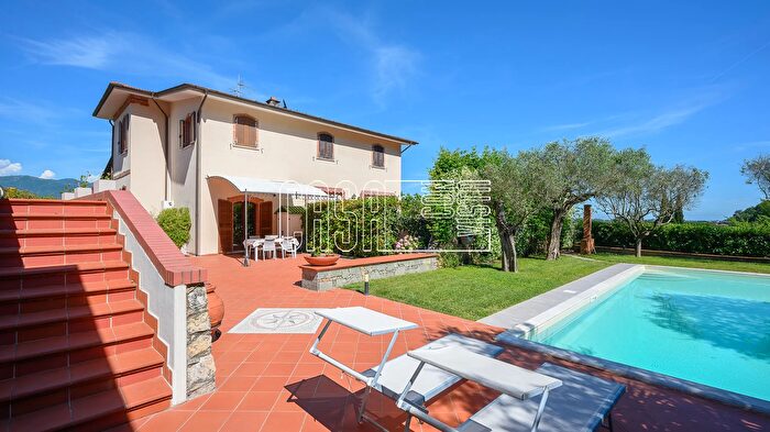 Casa con 6 locali in vendita in Via Camisano, Ameglia