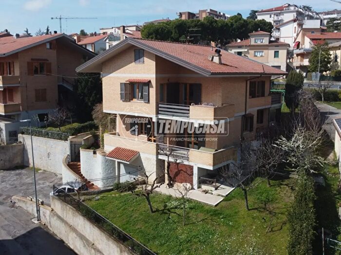 Appartamento con 5 locali in vendita in Via Fonti San Lorenzo, Recanati