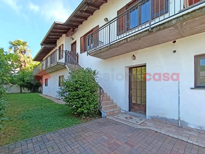Casa quadrilocale in vendita in Via Borgomanero, Paruzzaro