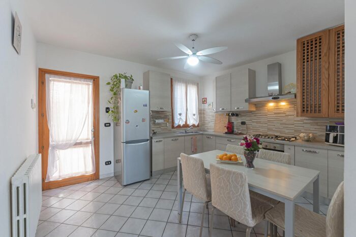 Casa quadrilocale in vendita in Via San Venanzio, Galliera