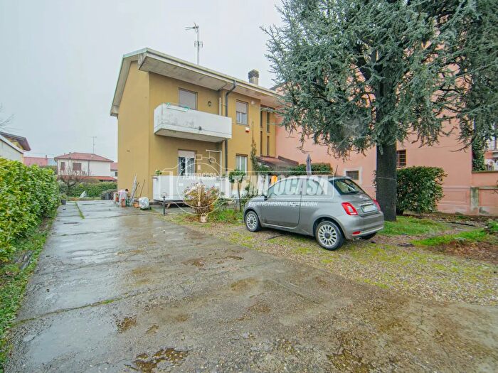 Casa con 6 locali in vendita in Via Pioppi d, Vigevano