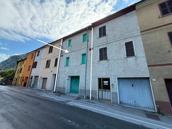 Casa con 8 locali in vendita in Falcioni, Genga