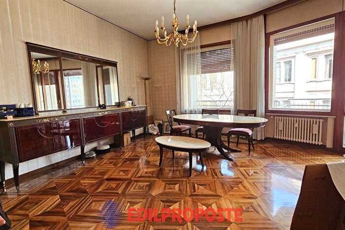 Appartamento quadrilocale in vendita in Viale Montello, Milano