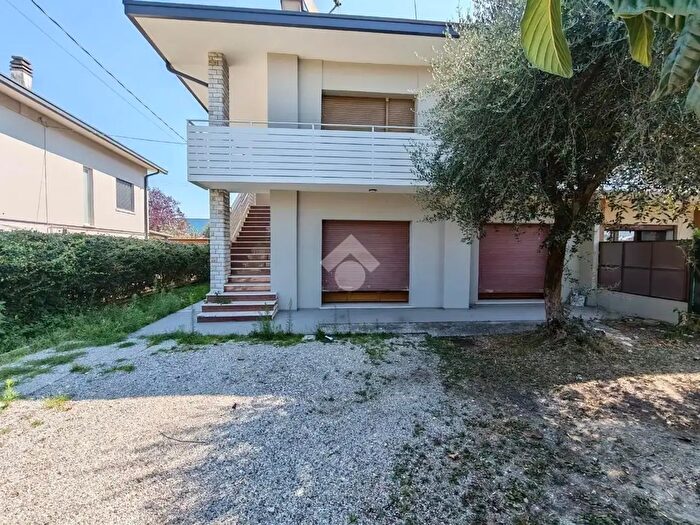Casa con 6 locali in vendita in Viale Vittorio Veneto, Godega Di Sant'Urbano