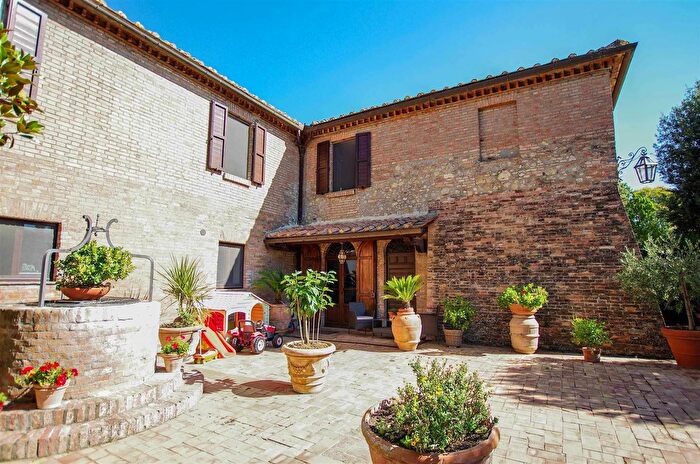 Casa con 11 locali in vendita in Monteroni DArbia