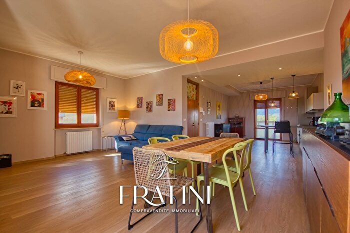 Casa con 8 locali in vendita in Via Faraone, Maltignano