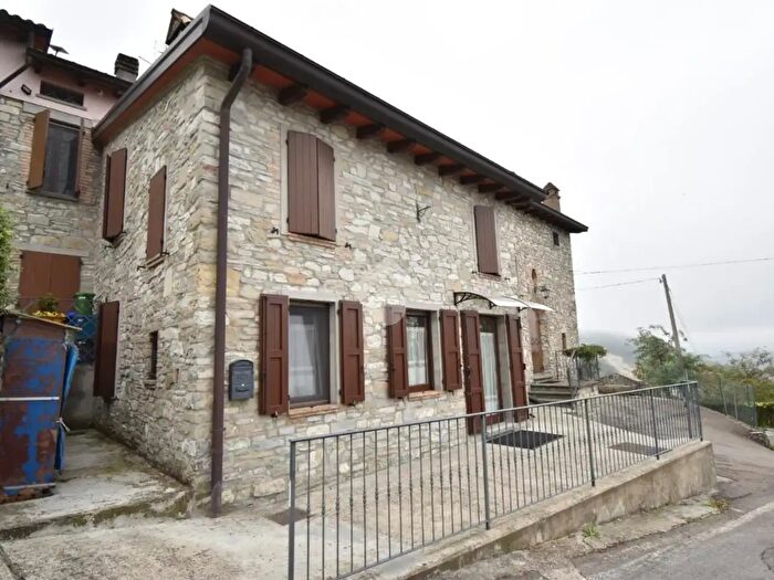 Appartamento quadrilocale in vendita in Via Predarezzo, Calestano