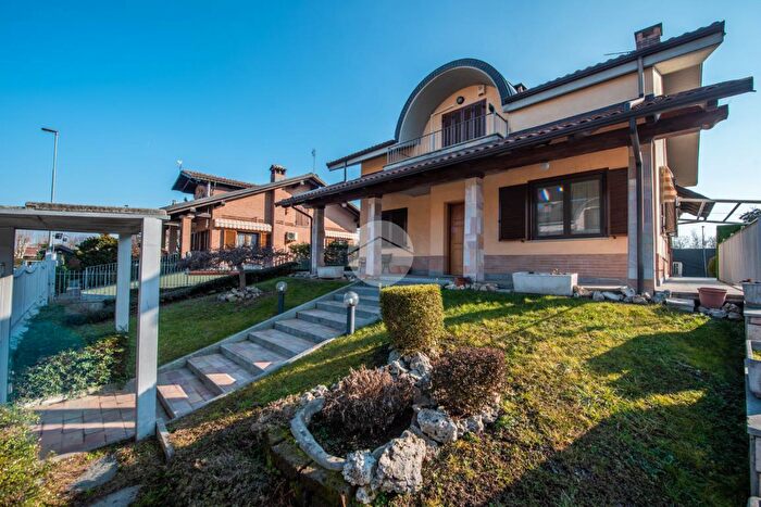 Casa con 6 locali in vendita in Via Giovanni Falcone, Volvera