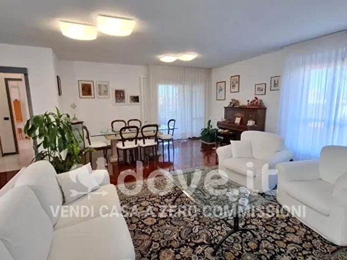 Appartamento con 6 locali in vendita in Via Palmiro Togliatti, Pesaro