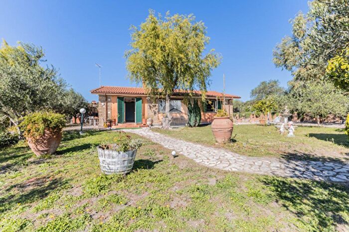 Casa quadrilocale in vendita in Via Compagniucci Anastasio, Monterosi