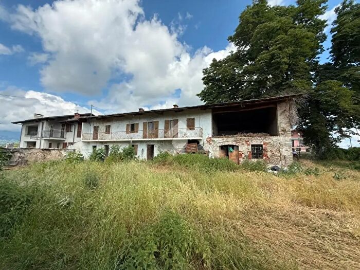 Casa con 5 locali in vendita in Via Barrata, Cavour