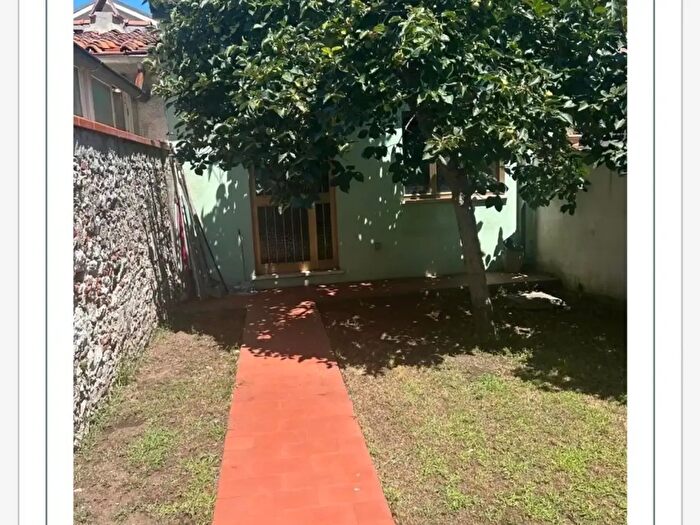 Casa con 6 locali in vendita in Viareggio