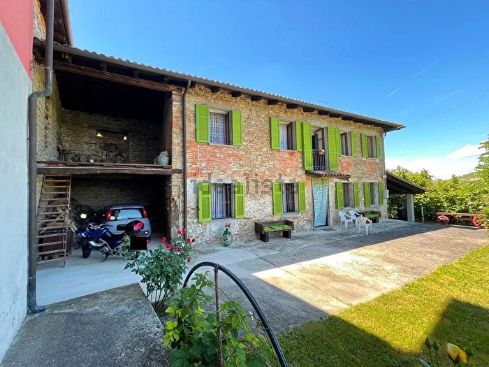 Casa con 6 locali in vendita in Santo Stefano Belbo