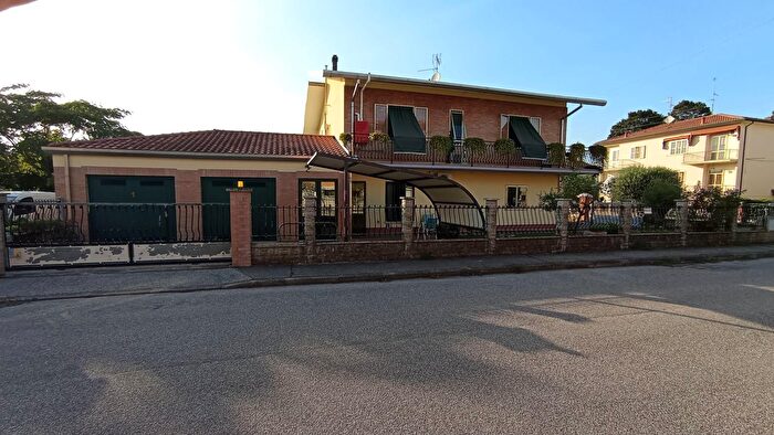 Casa con 8 locali in vendita in Via Lorenzona, Ferrara