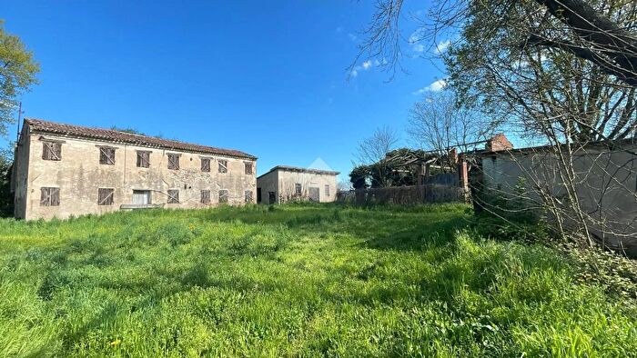 Casa con 5 locali in vendita in Via Bragadine, Tribano