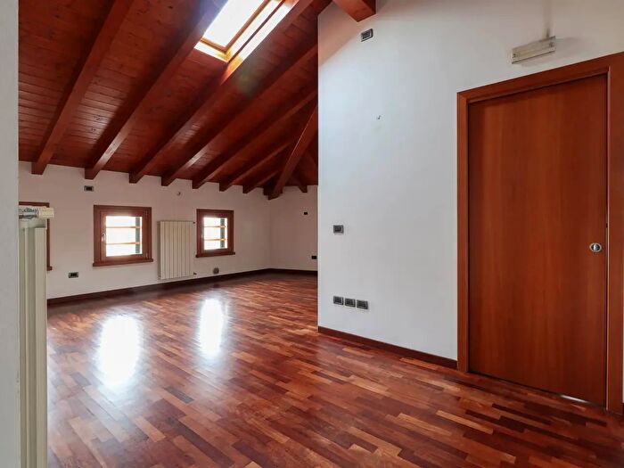 Appartamento trilocale in vendita in Piazza Marconi, Teglio Veneto