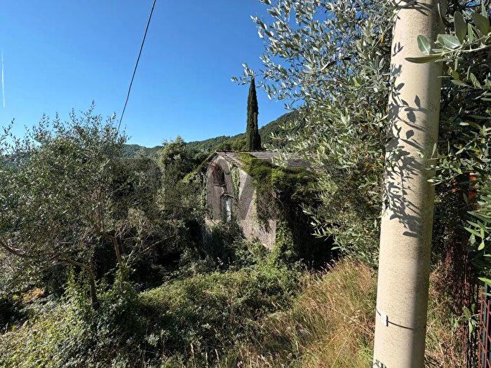 Casa con 7 locali in vendita in Via Pannesi Snc, Lumarzo