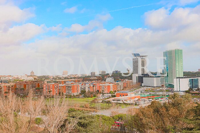 Appartamento trilocale in vendita in Viale degli Astri, Roma