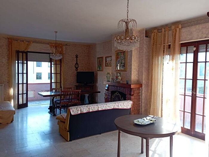 Appartamento con 5 locali in affitto in Via Felice Cavallotti, Marina di Carrara, Carrara