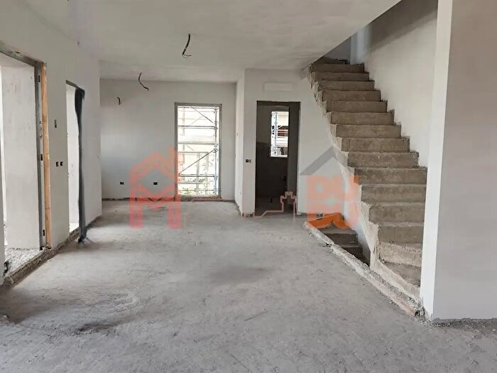 Casa con 8 locali in vendita in Arezzo