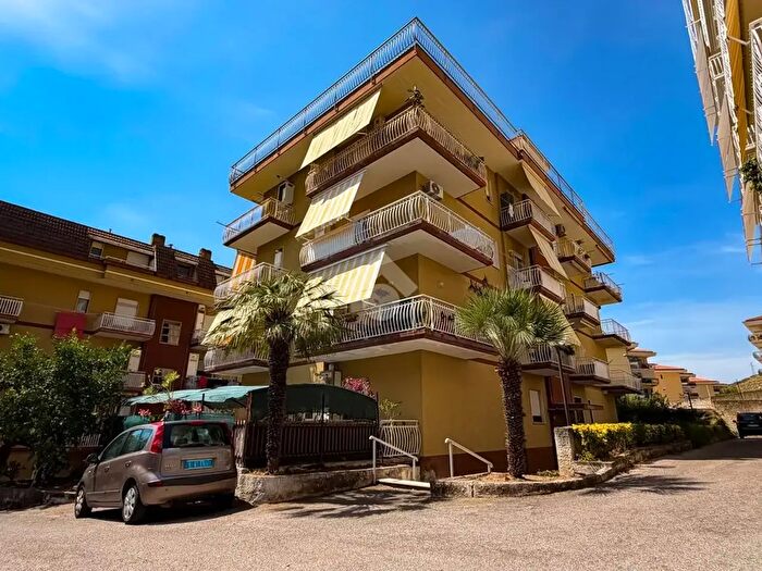 Appartamento quadrilocale in vendita in Via Padre Martino, Formia