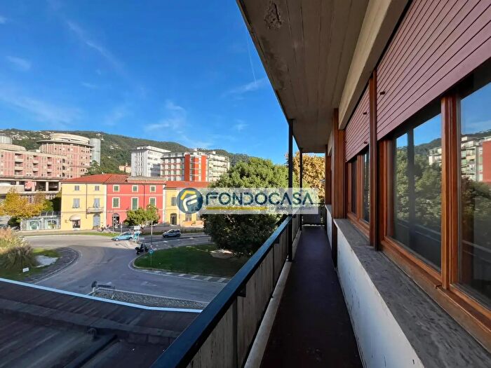 Appartamento con 6 locali in vendita in Viale Roma, Massa