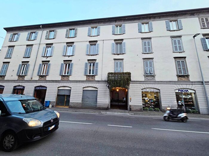 Appartamento quadrilocale in affitto in Via San Giovanni, Corridoni, Bergamo