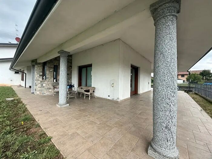 Casa con 6 locali in vendita in Via Cavour, Bolgare