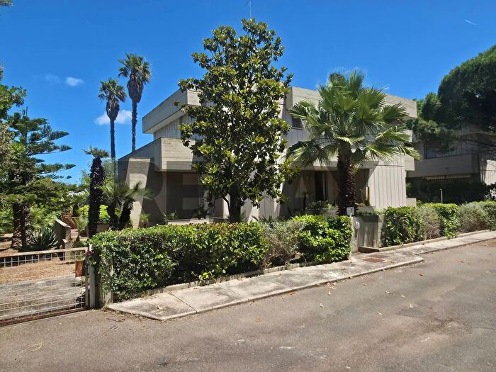 Casa con 8 locali in vendita in Bari